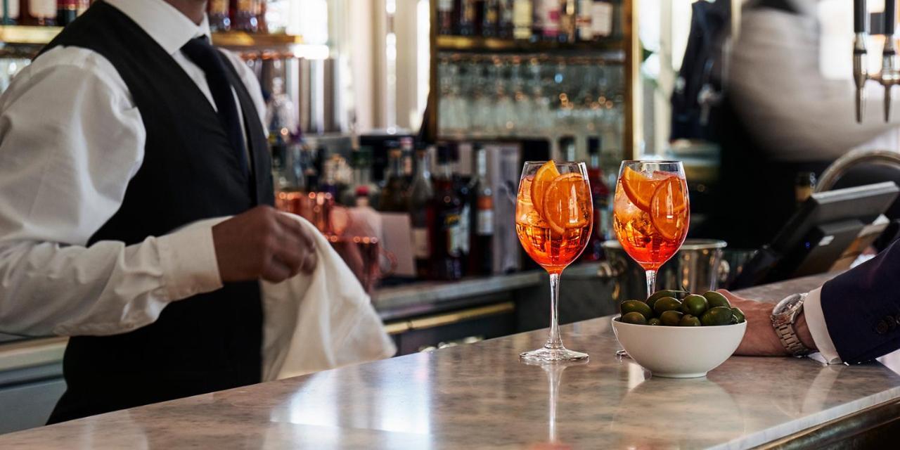 فندق ديبلومات ستوكهولم المظهر الخارجي الصورة A bartender wiping down the bar