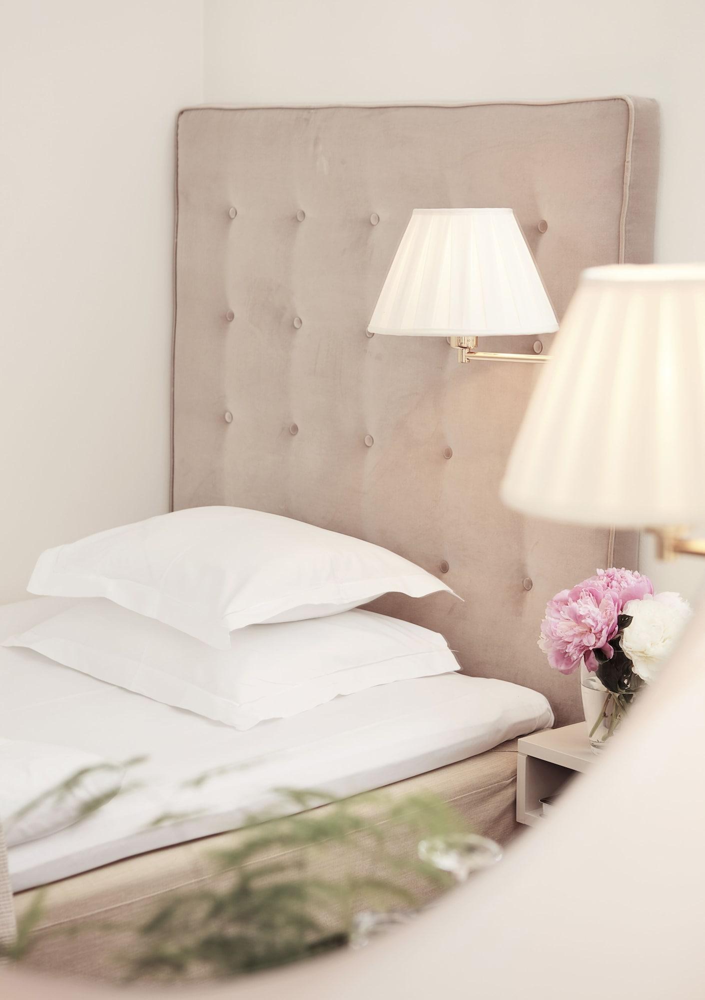 فندق ديبلومات ستوكهولم المظهر الخارجي الصورة A bed with a headboard