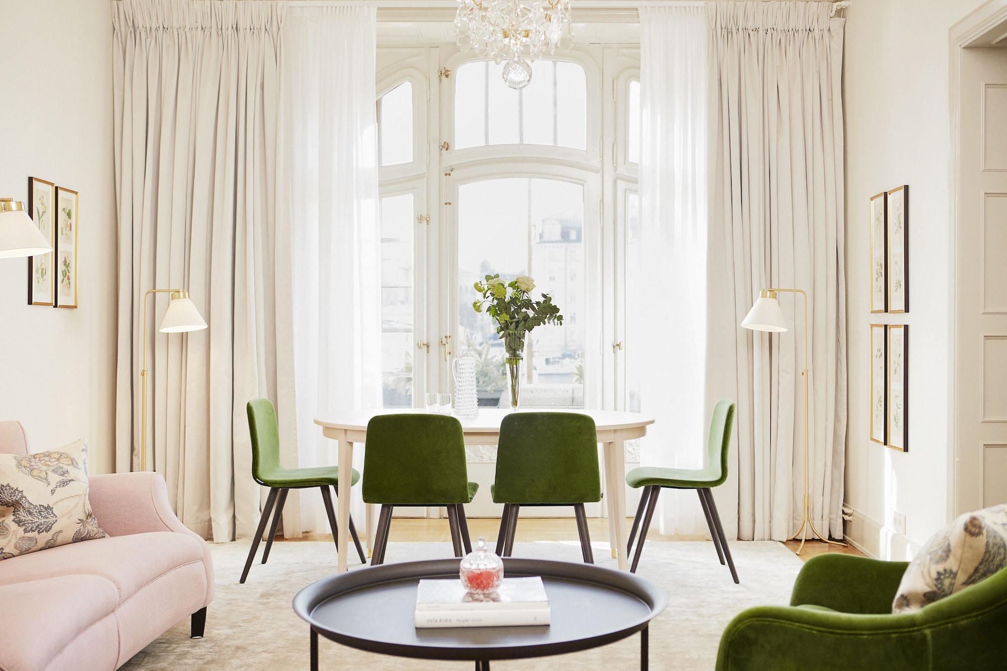 فندق ديبلومات ستوكهولم المظهر الخارجي الصورة A living room with curtains