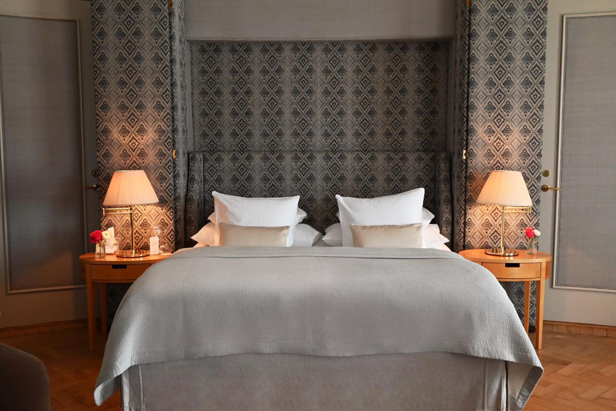 فندق ديبلومات ستوكهولم المظهر الخارجي الصورة A bed with a headboard