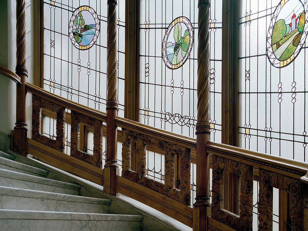فندق ديبلومات ستوكهولم المظهر الخارجي الصورة Stained glass windows in the staircase
